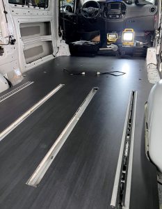 中排無軌道後排有軌道